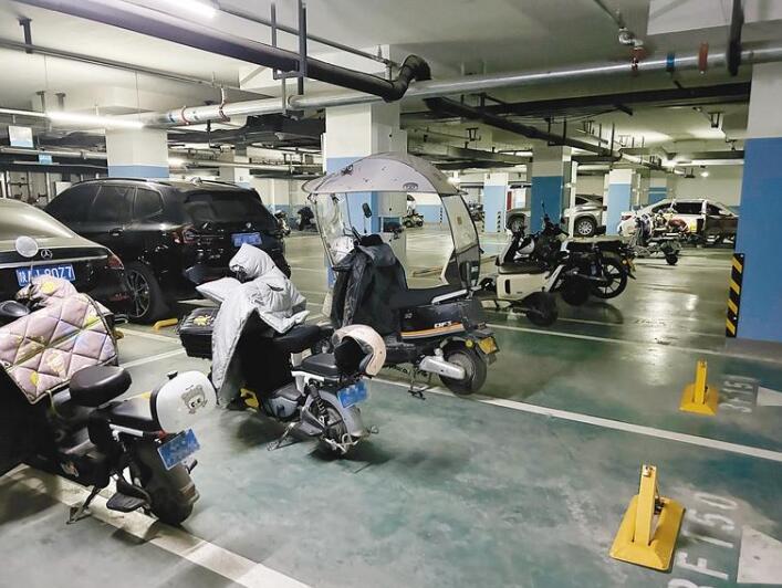 电动自行车“不进楼、不入户”——记者走访发现停车充电问题仍待解决